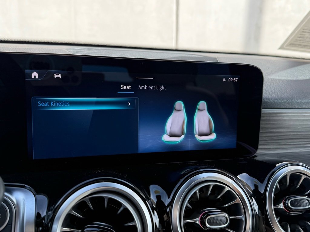 Used 2025 Mercedes-Benz GLB 250 image 11