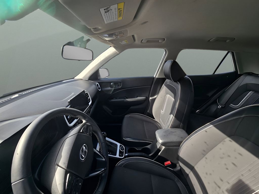 Used 2023 Hyundai Venue Limited image 11