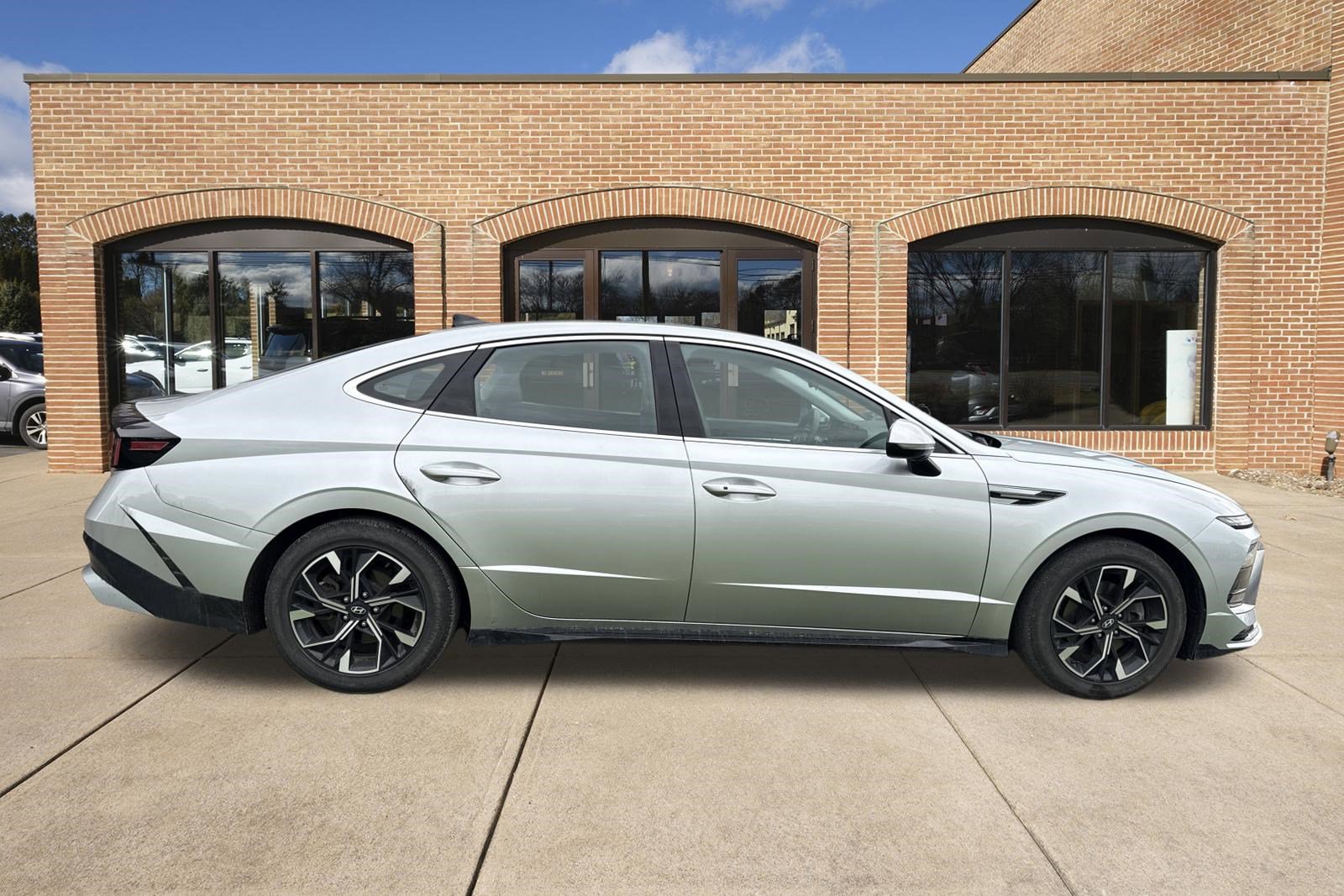 Used 2024 Hyundai Sonata SEL AWD/4WD image 2