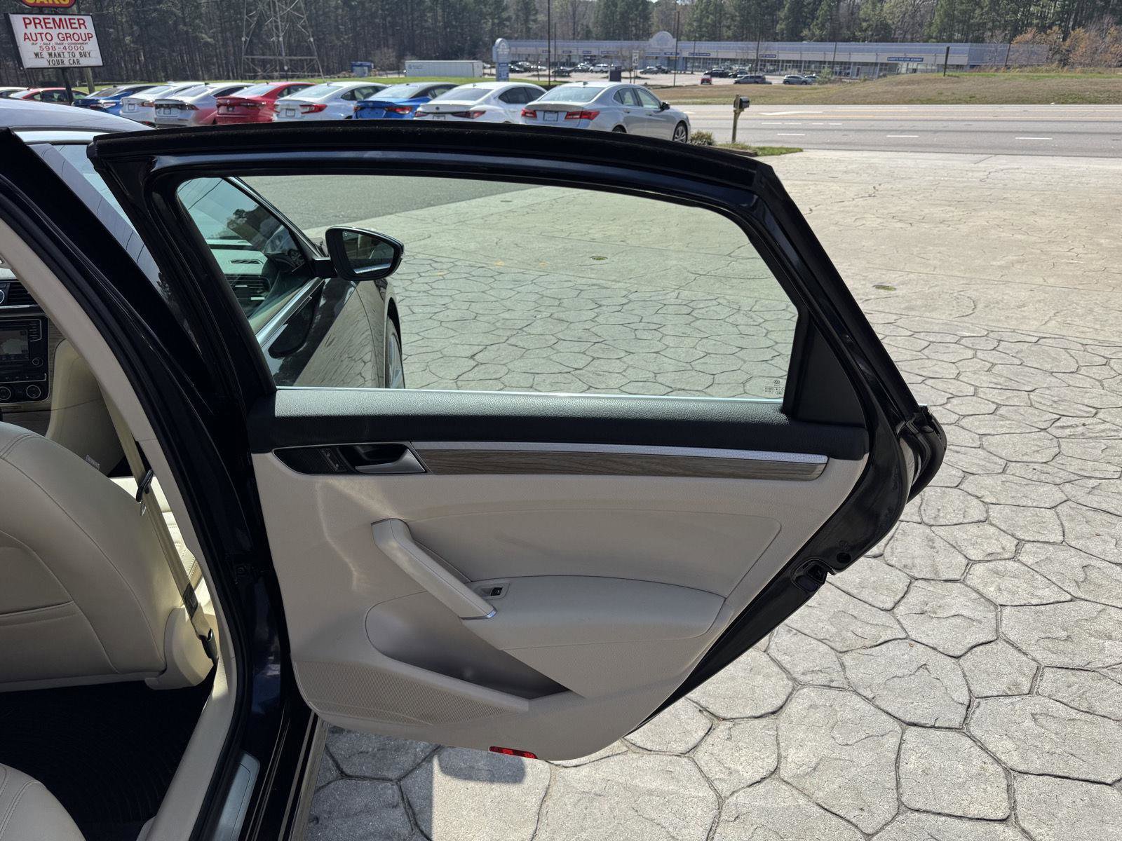 Used 2019 Volkswagen Jetta SE w/ Cold Weather Package image 16