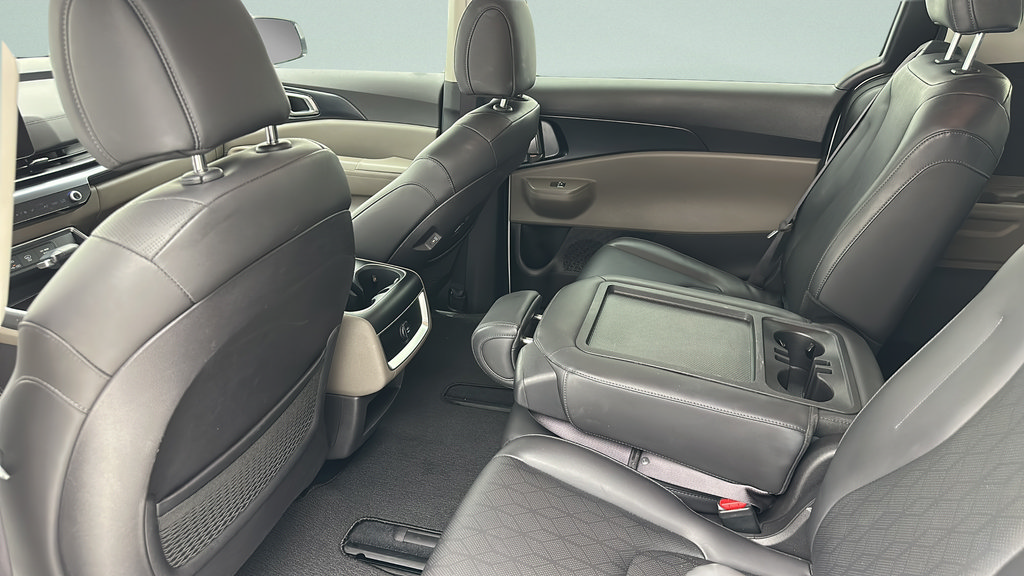 Used 2025 Kia Carnival FWD image 11