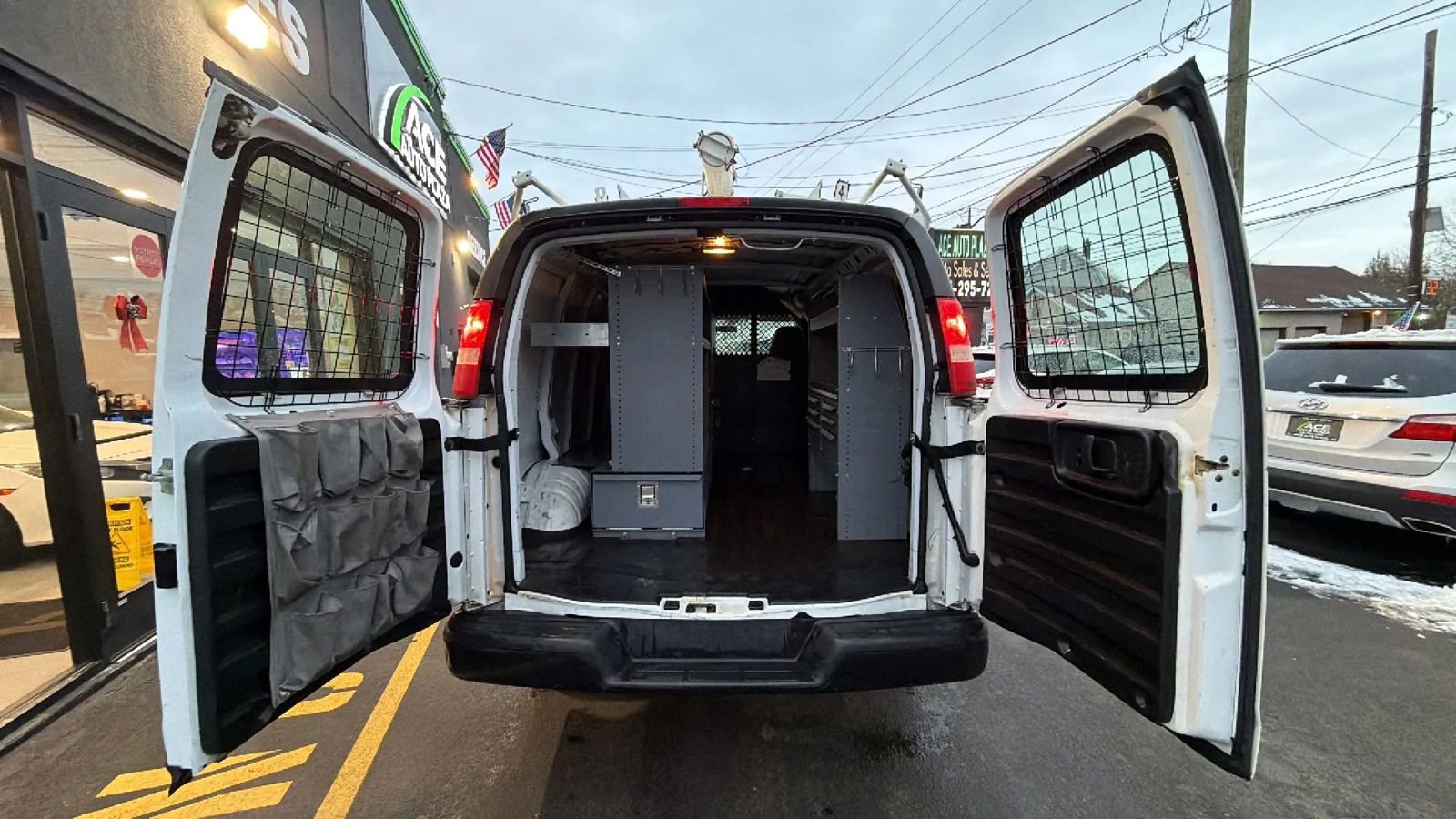 Used 2009 Chevrolet Express 2500 Van 3D image 12