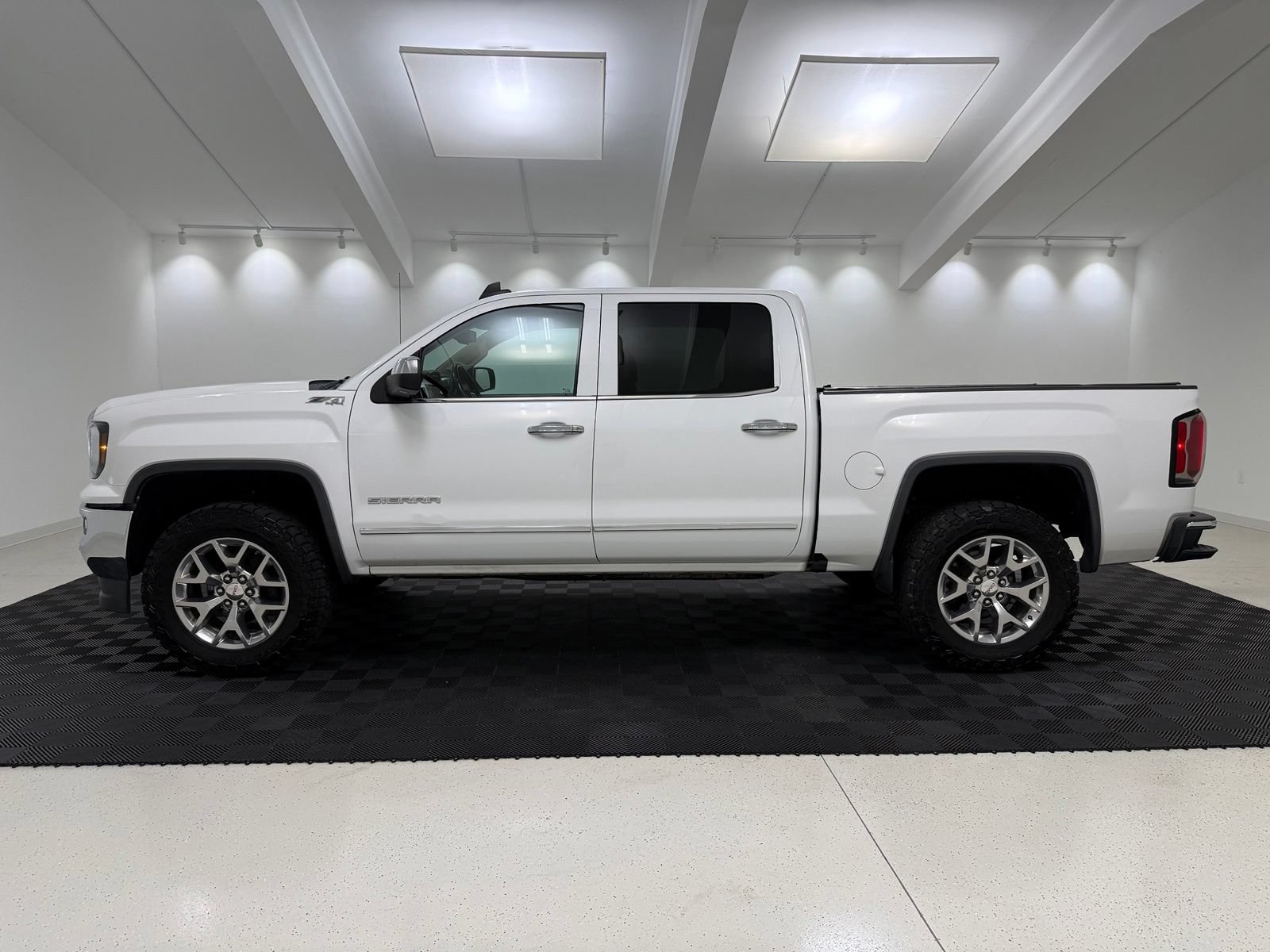 Used 2018 GMC Sierra 1500 SLT AWD/4WD image 4