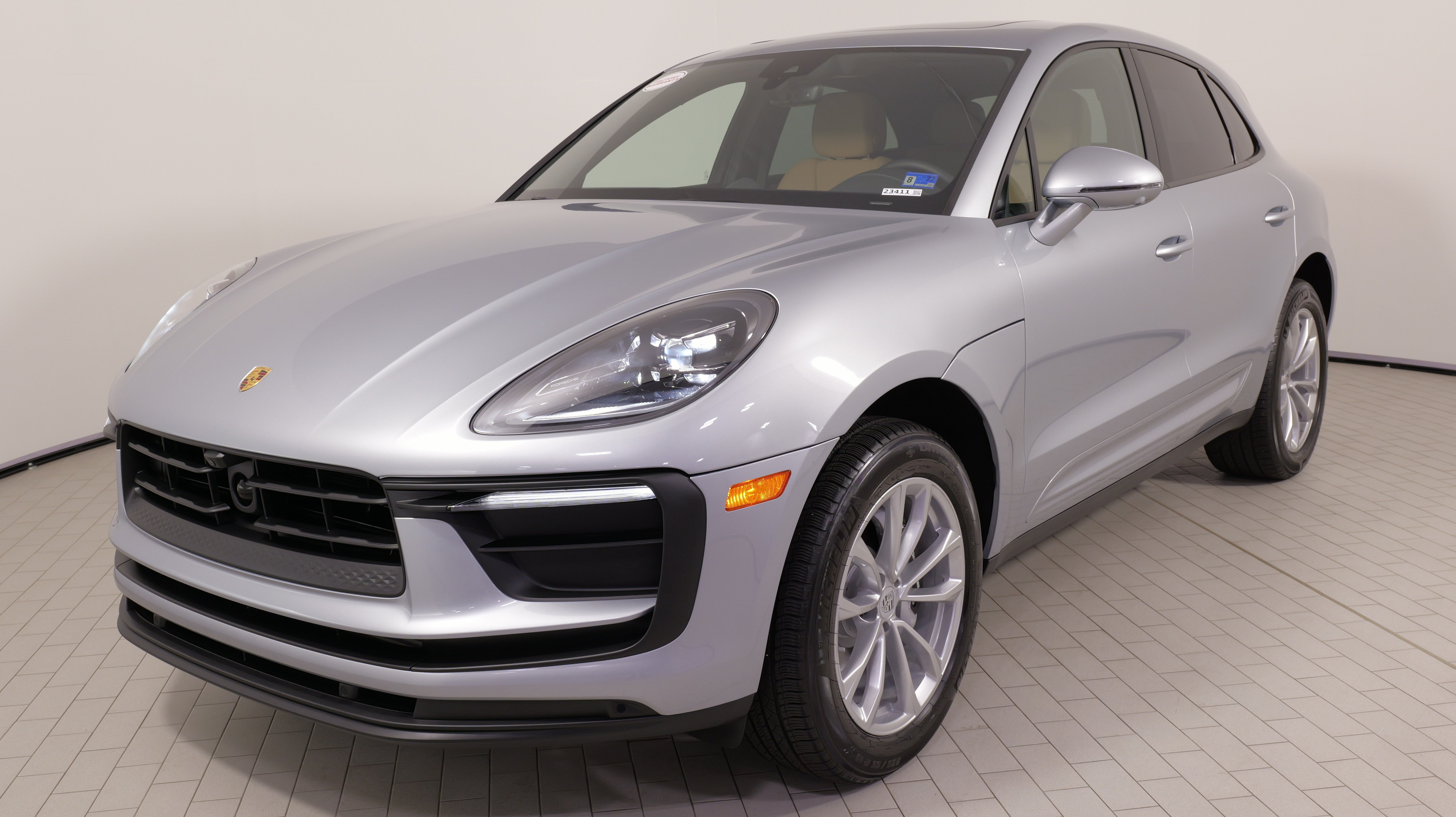Used 2025 Porsche Macan AWD/4WD image 3