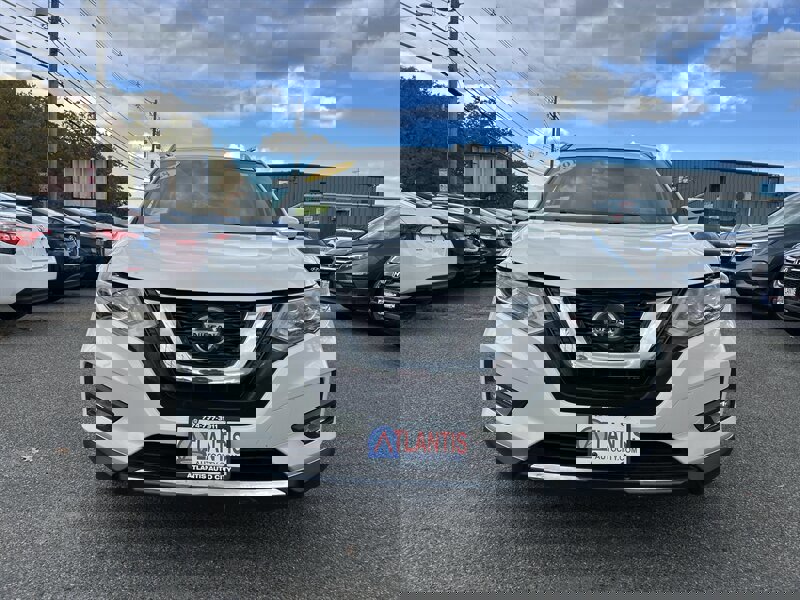 Used 2018 Nissan Rogue SL w/ Premium Package image 2