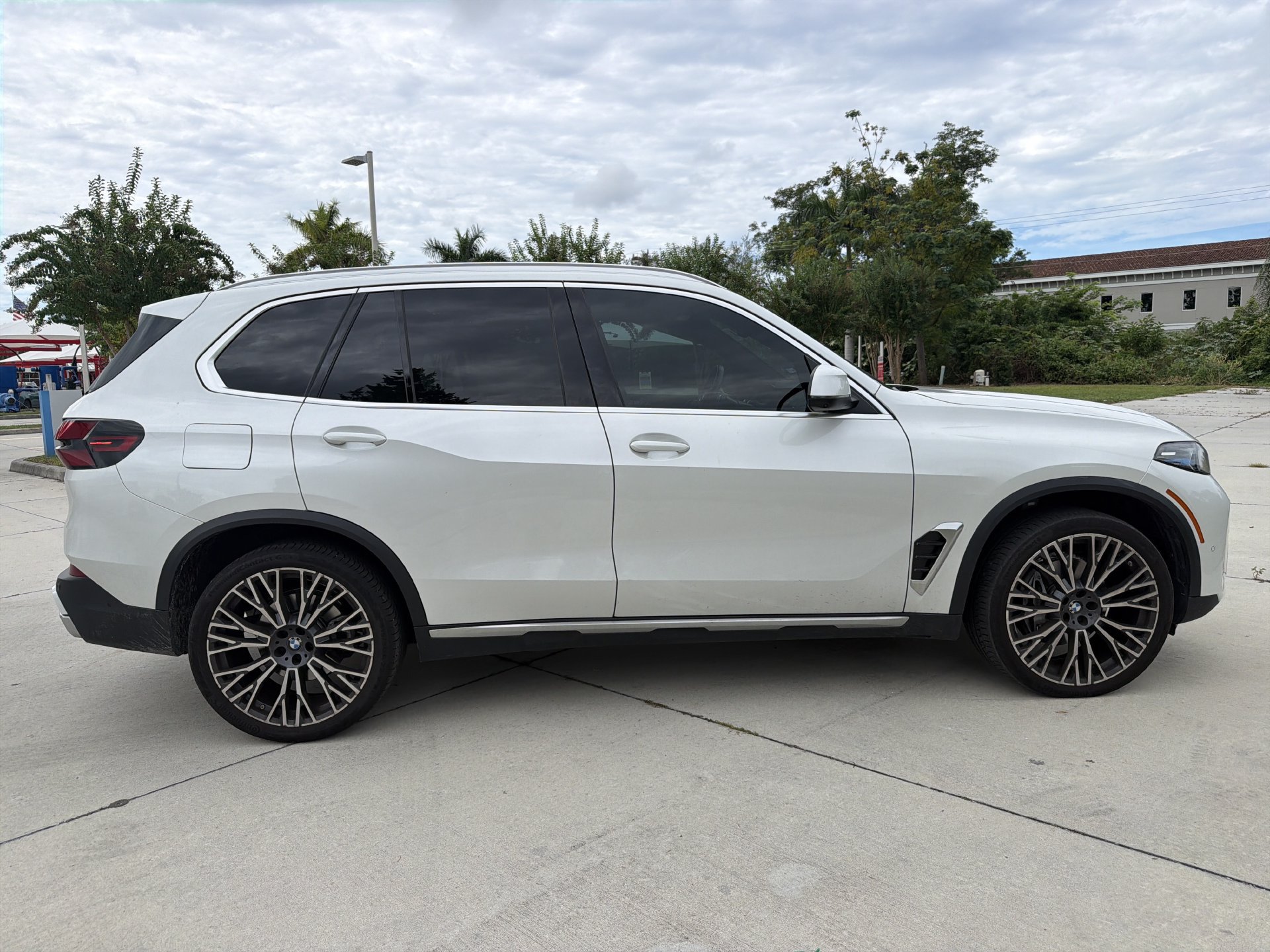 Used 2025 BMW X5 sDrive40i w/ Executive Package RWD image 3