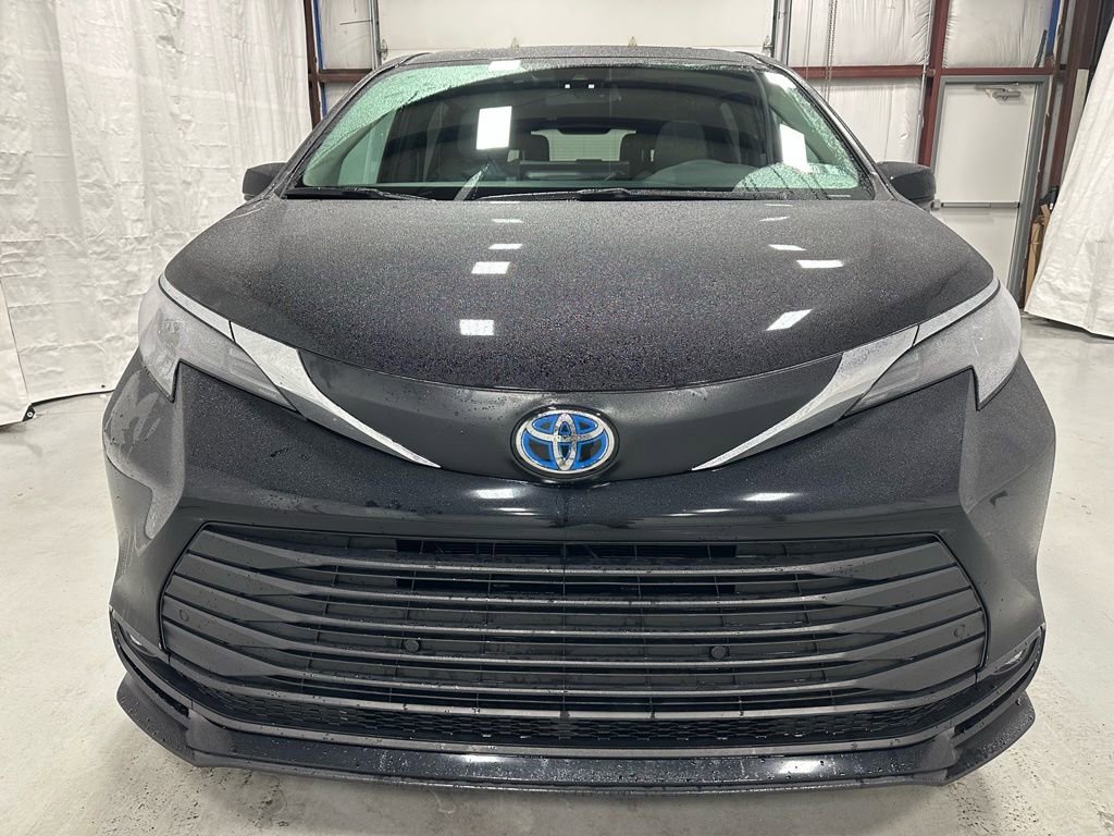 Used 2025 Toyota Sienna XLE image 2