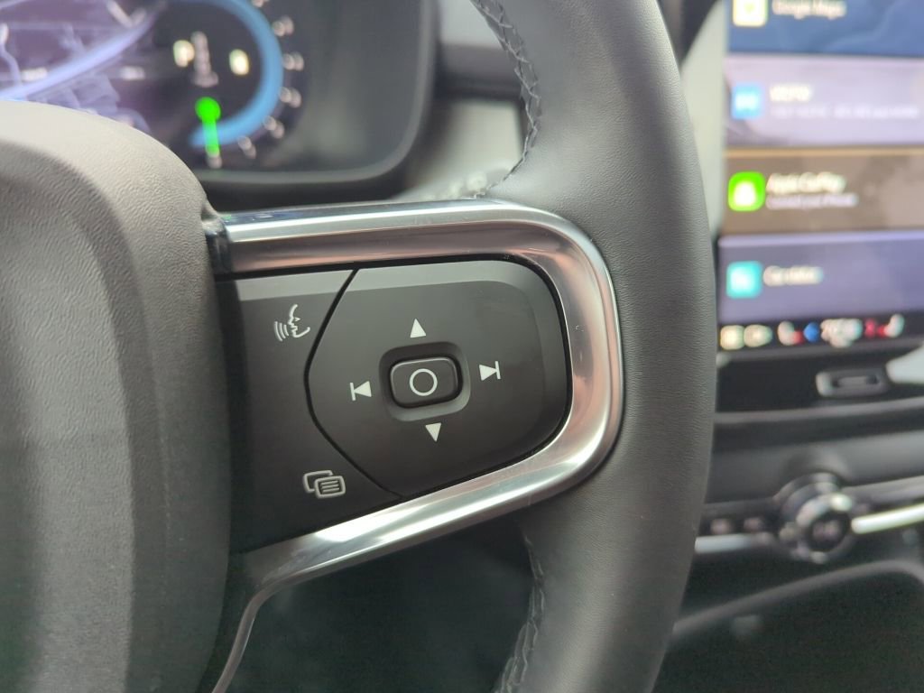 Used 2024 Volvo XC40 B5 Plus image 24