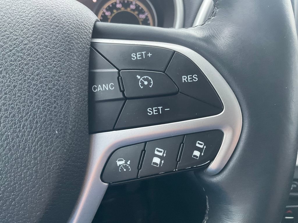 Used 2015 Jeep Cherokee Limited w/ Luxury Group AWD/4WD image 7