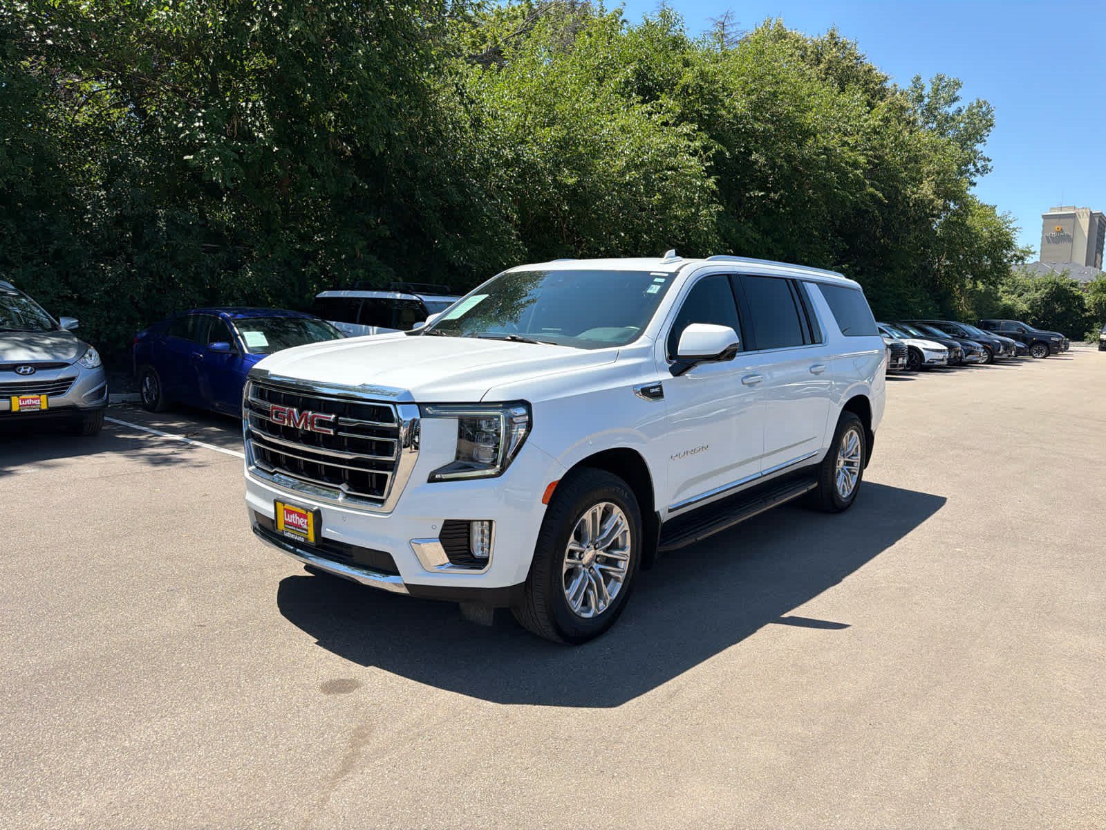 Used 2023 GMC Yukon XL SLT w/ SLT Luxury Package AWD/4WD image 4