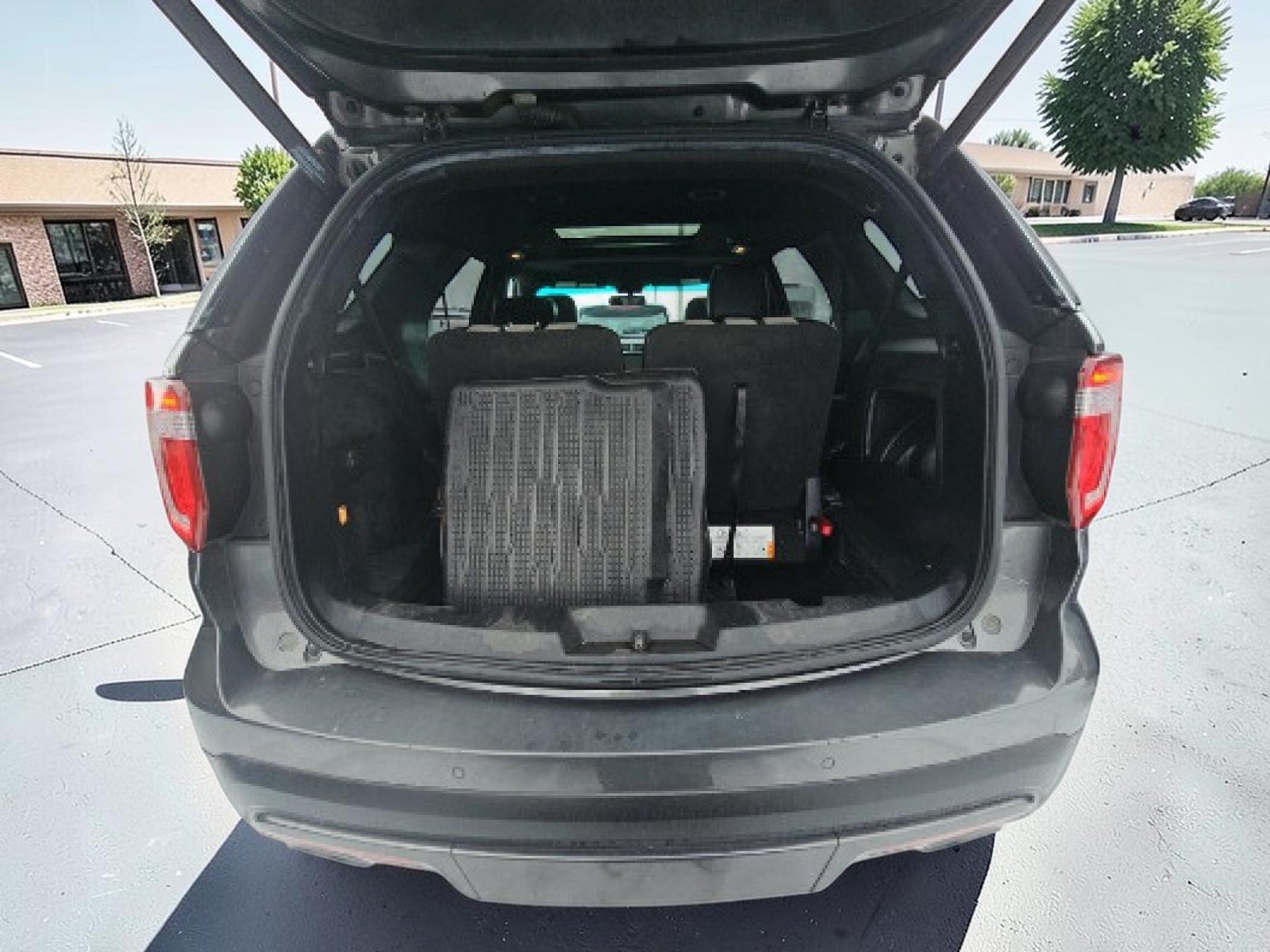 Used 2017 Ford Explorer XLT w/ Equipment Group 202A AWD/4WD image 13