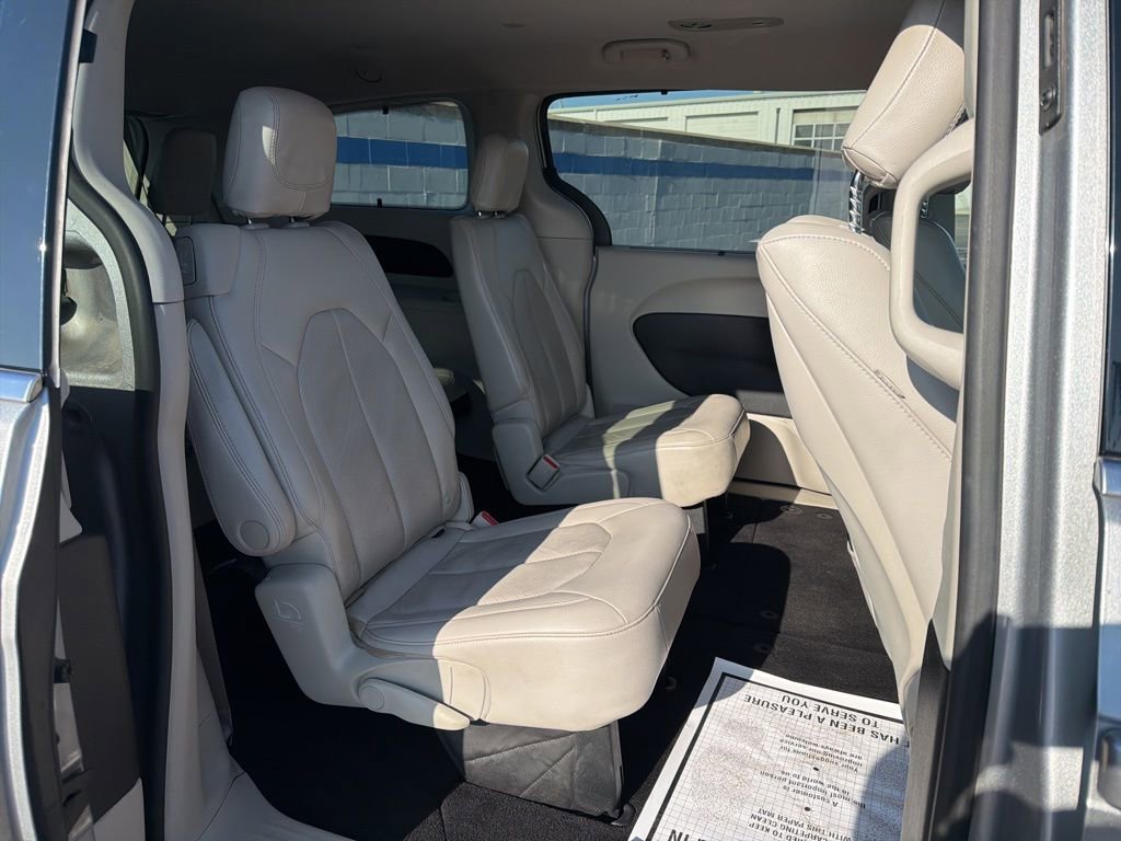 Used 2018 Chrysler Pacifica Touring-L Plus w/ Tire & Wheel Group image 24