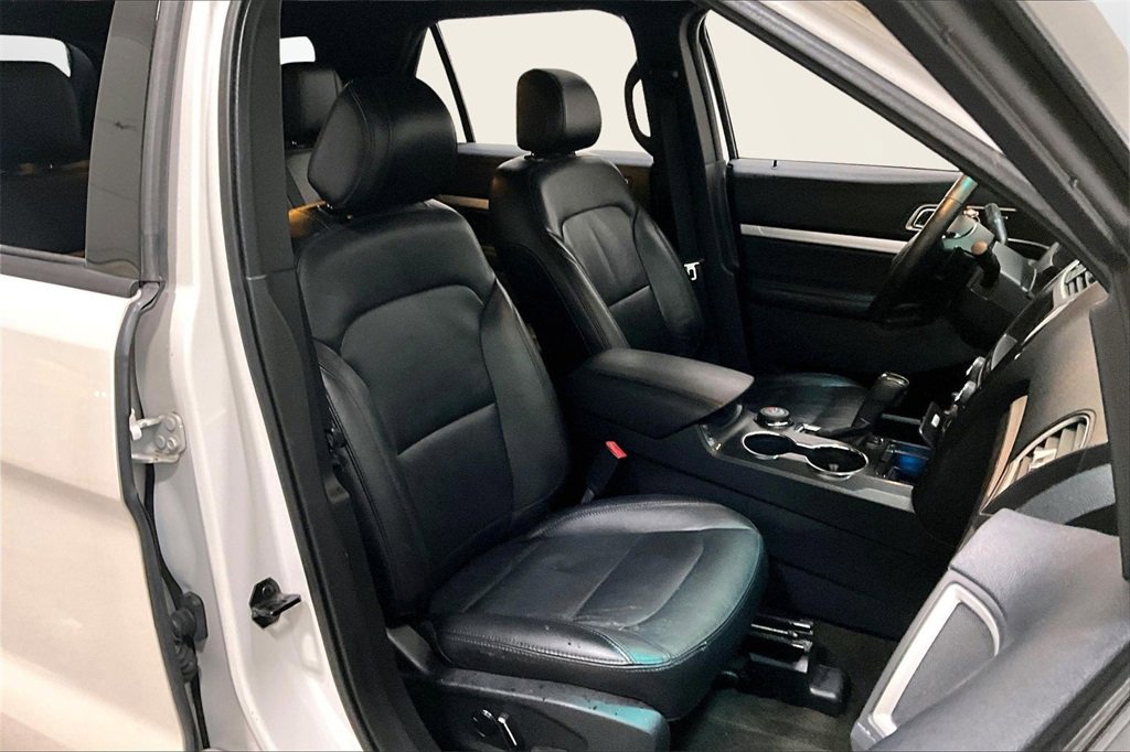 Used 2016 Ford Explorer XLT w/ Equipment Group 202A image 29