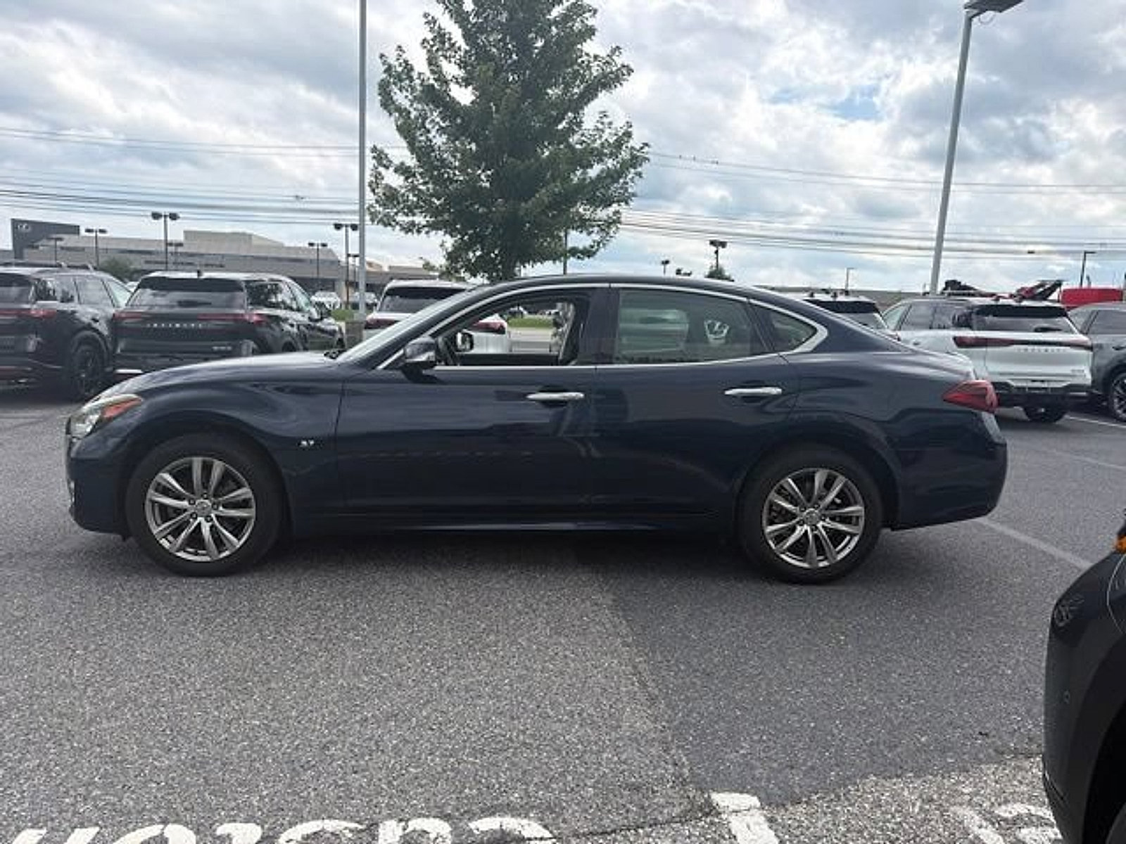 Used 2015 INFINITI Q70 3.7 AWD/4WD image 4