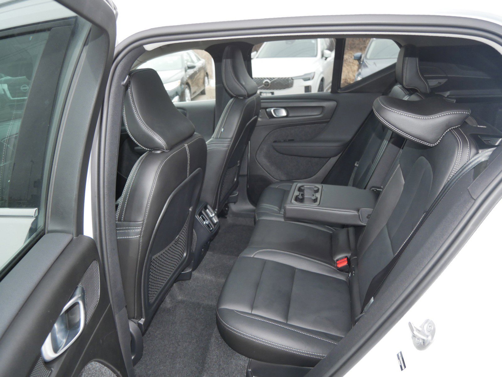 Used 2025 Volvo XC40 B5 Plus image 11