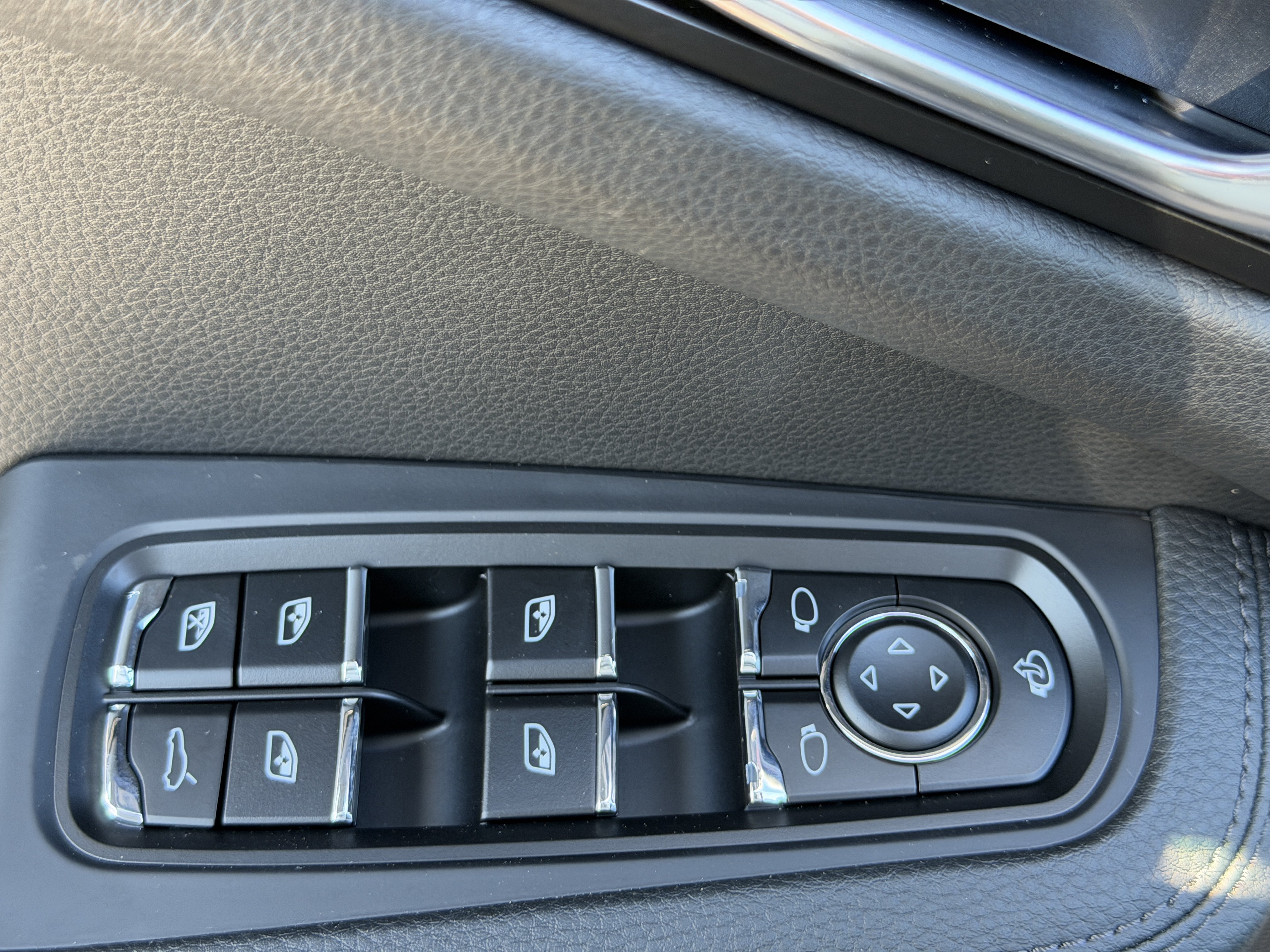 Certified 2025 Porsche Macan AWD/4WD image 19