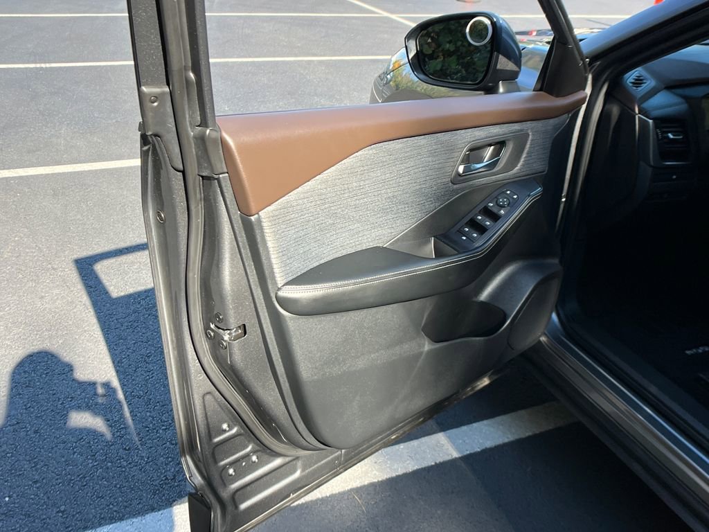 Used 2023 Nissan Rogue SV image 12