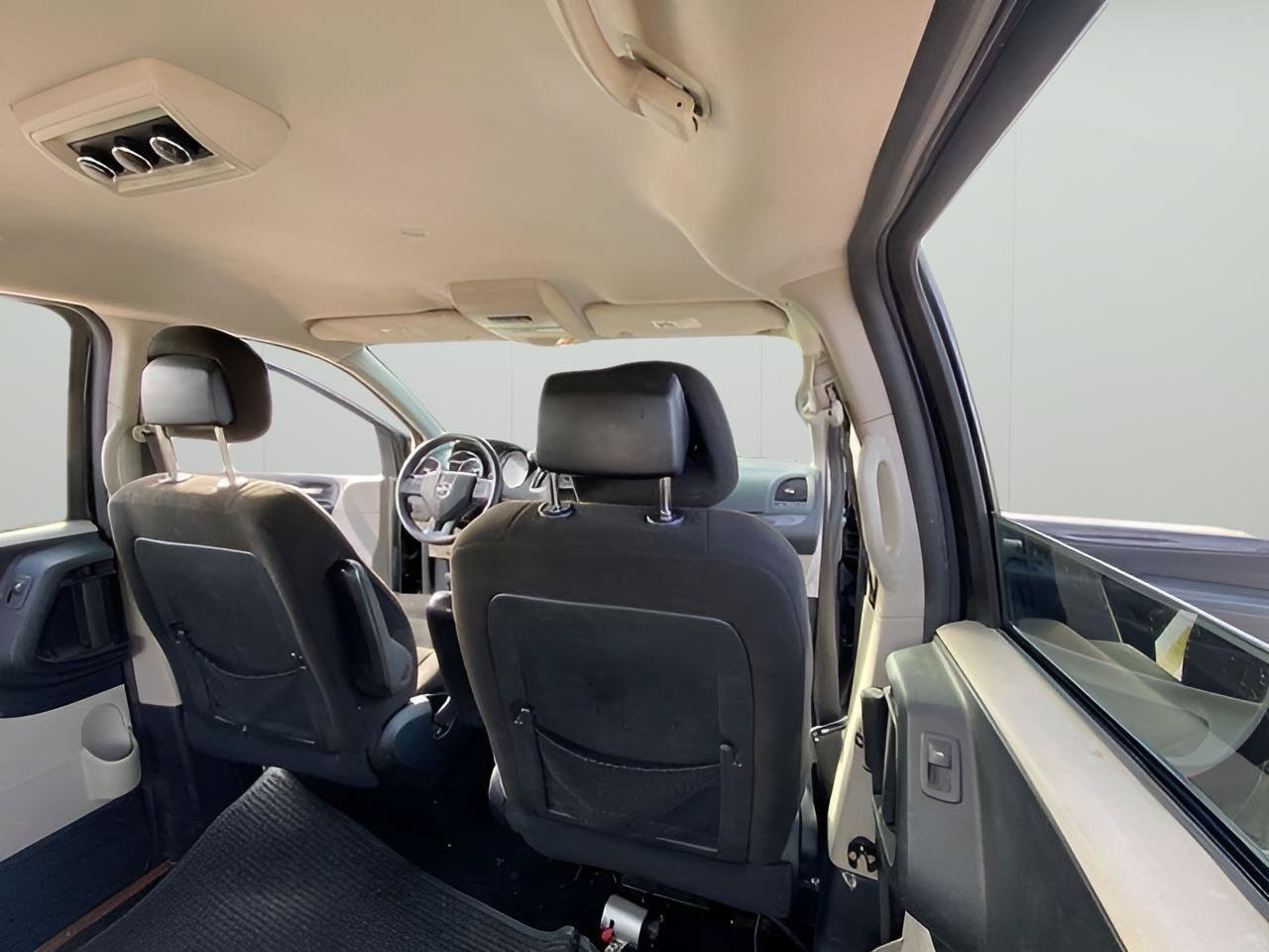 Used 2016 Dodge Grand Caravan SXT FWD image 41