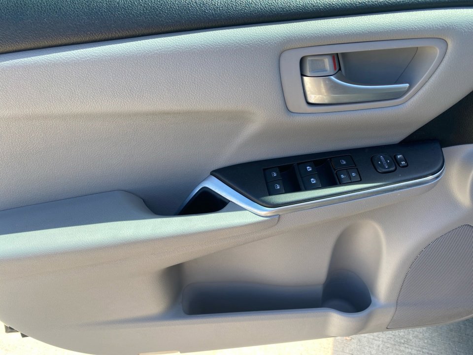 Used 2016 Toyota Camry SE image 36