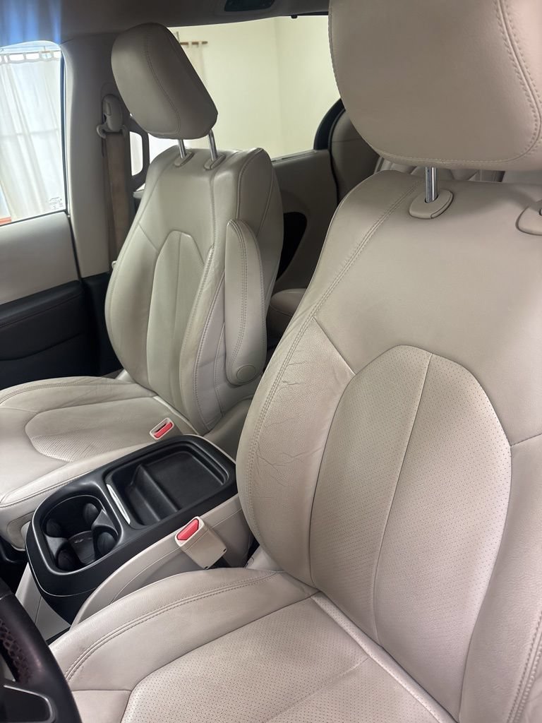 Used 2018 Chrysler Pacifica Touring-L w/ Tire & Wheel Group FWD image 17
