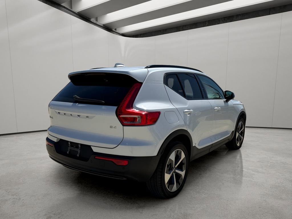 Used 2023 Volvo XC40 B4 Ultimate image 4
