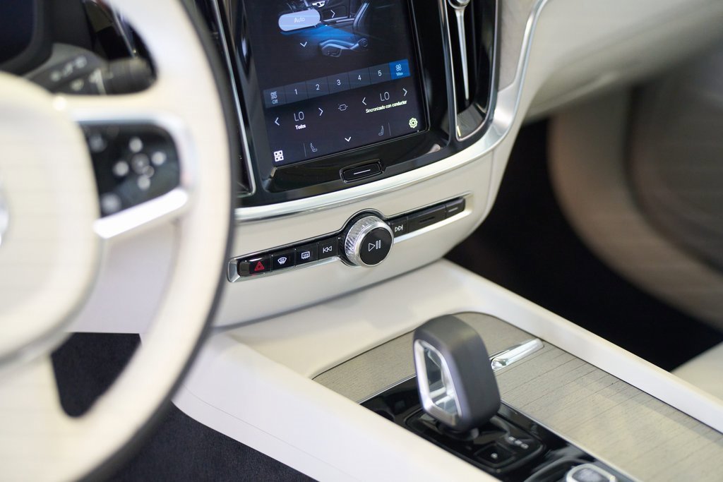 Certified 2025 Volvo V60 B5 Cross Country Plus image 12