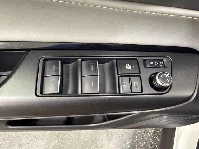 Certified 2021 Toyota Venza LE w/ Carpet Mat Package (TMS) AWD/4WD image 11
