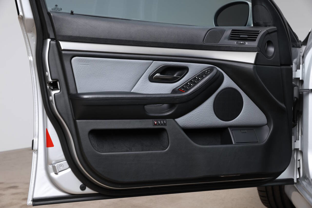 Used 2003 BMW M5 image 99