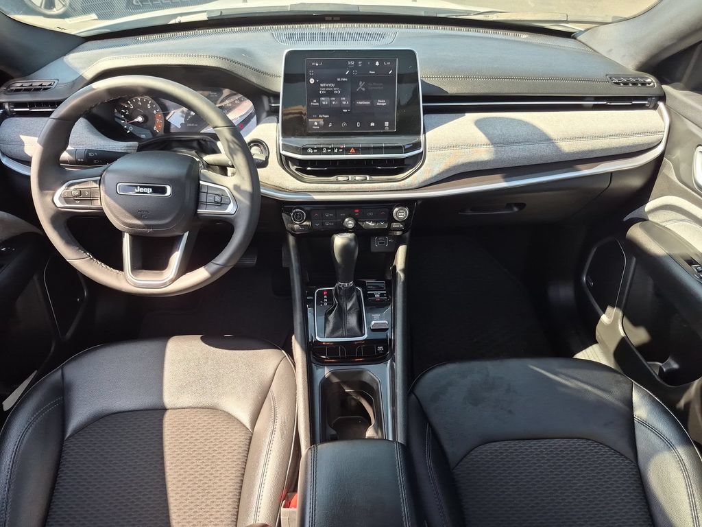 Used 2025 Jeep Compass Latitude w/ Sun & Sound Group AWD/4WD image 26