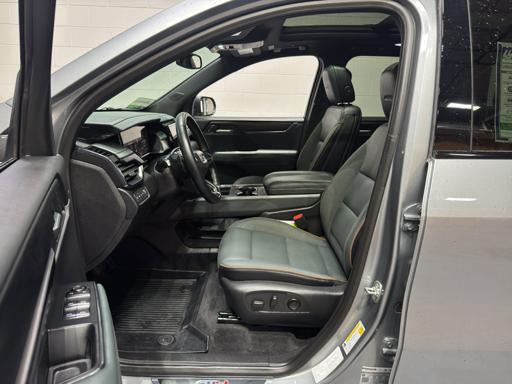 Used 2025 GMC Acadia AT4 w/ Luxury Package image 16