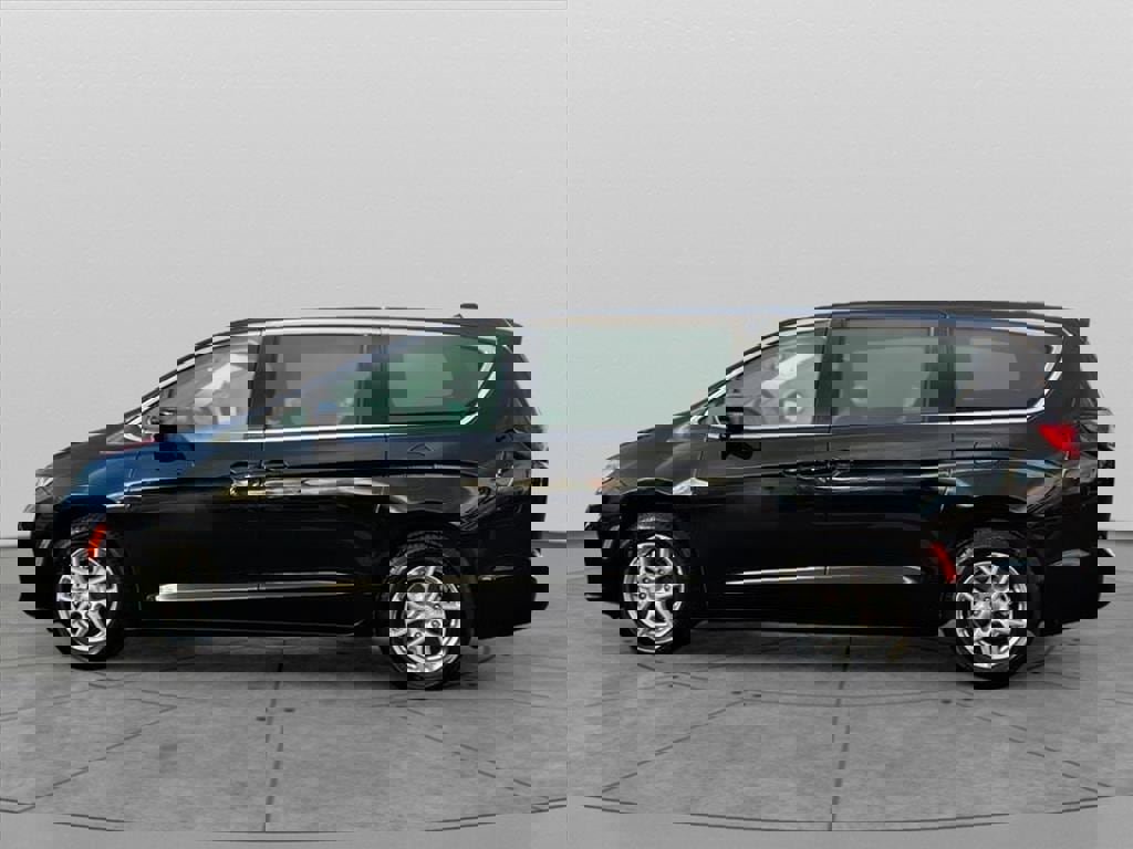 Used 2024 Chrysler Pacifica Touring-L image 7