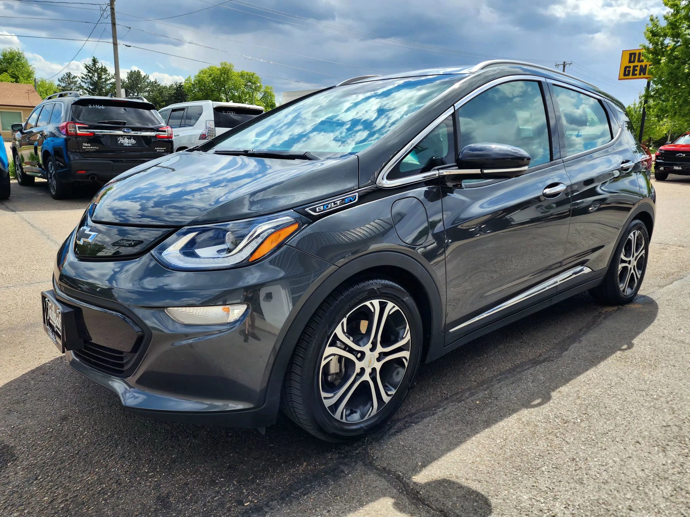 Used 2019 Chevrolet Bolt Premier w/ Infotainment Package FWD image 4