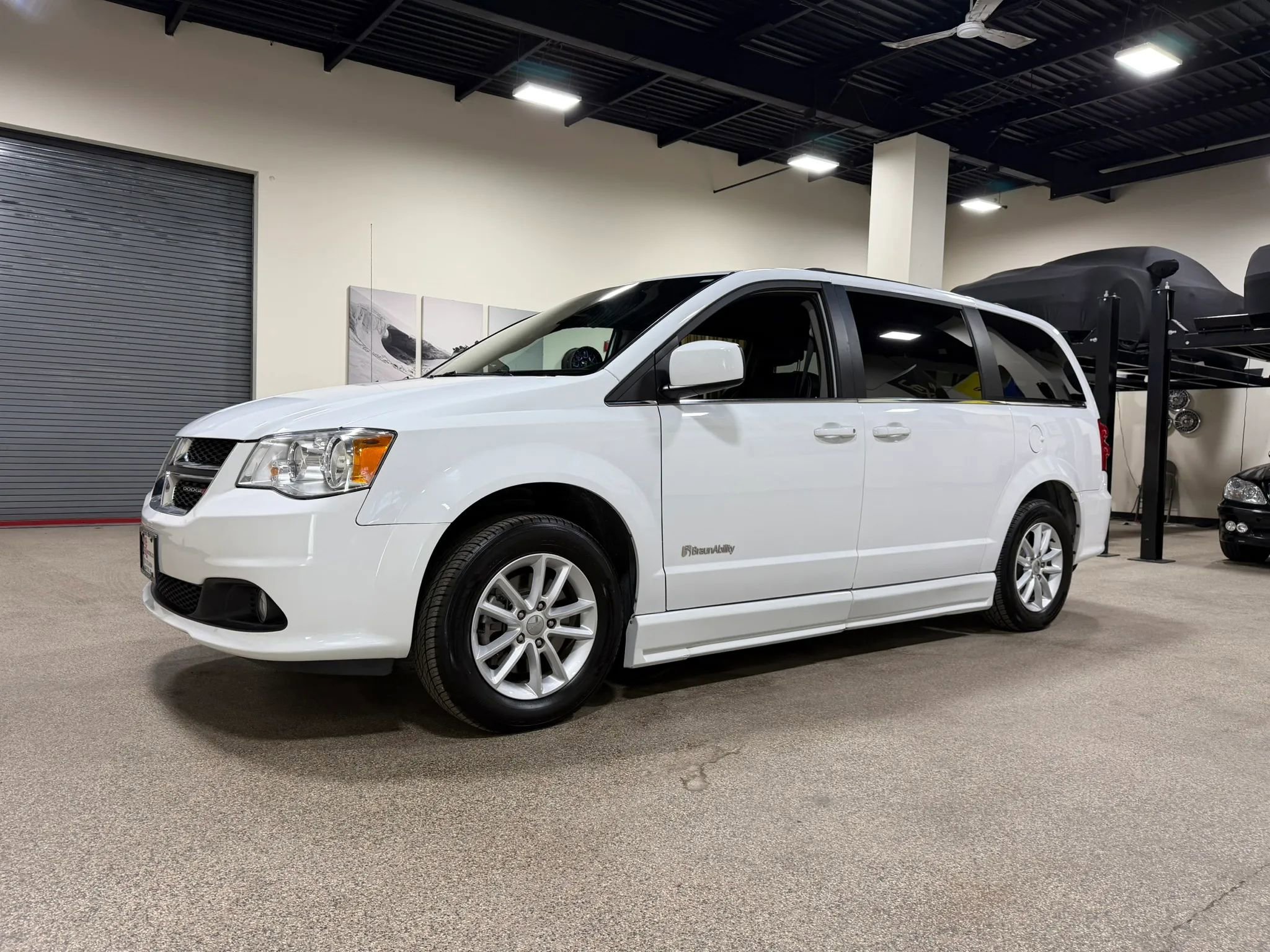 Used 2019 Dodge Grand Caravan SXT FWD image 2