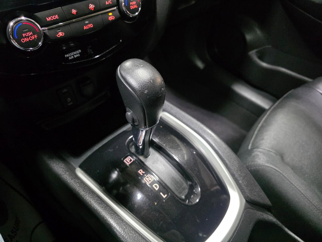 Used 2014 Nissan Rogue SL w/ SL Premium Package image 32