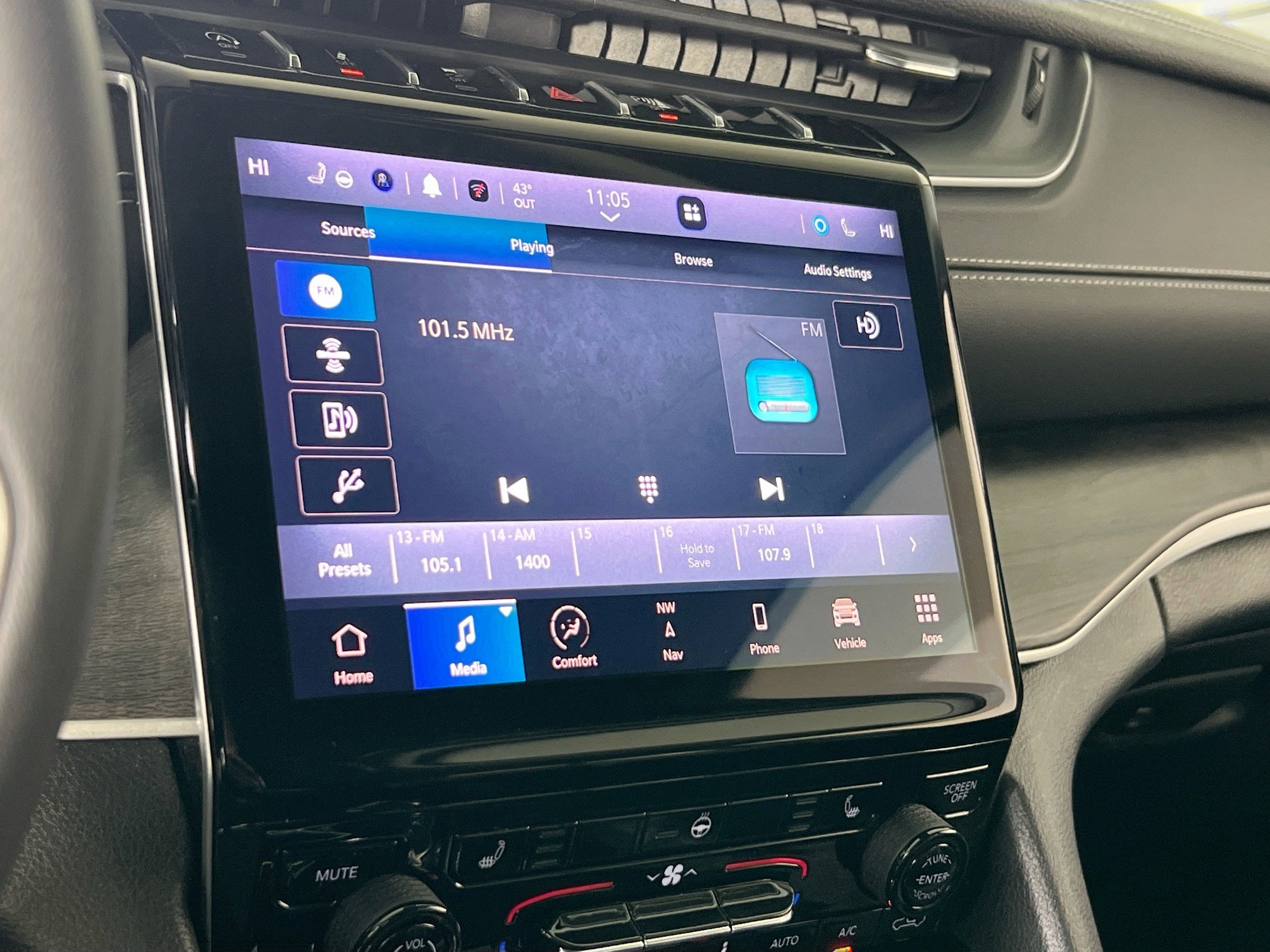 Used 2023 Jeep Grand Cherokee Limited w/ Black Appearance Package image 15