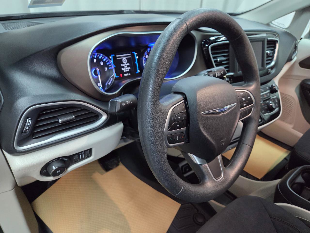 Used 2018 Chrysler Pacifica Touring Plus w/ Tire & Wheel Group image 19