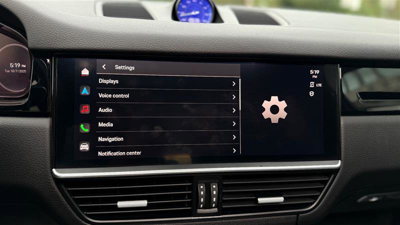 Used 2023 Porsche Cayenne w/ Premium Package image 31