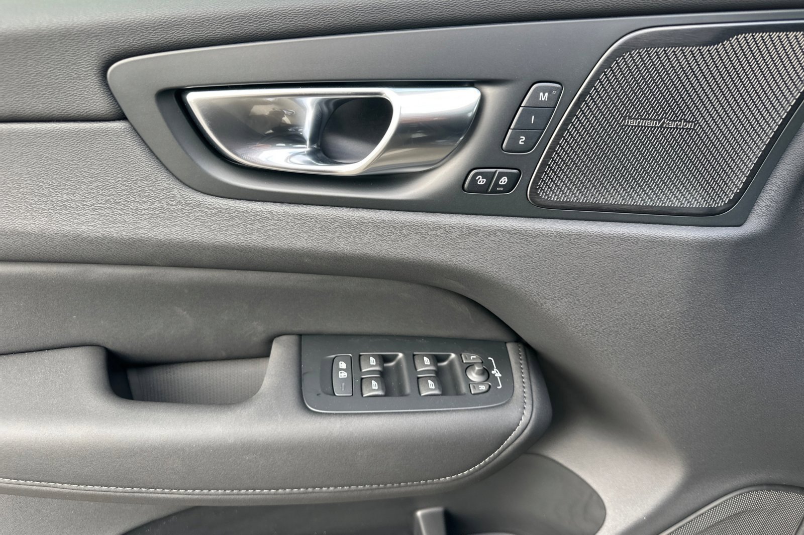 New 2026 Volvo XC60 T8 Ultra w/ Protection Package Premier image 10