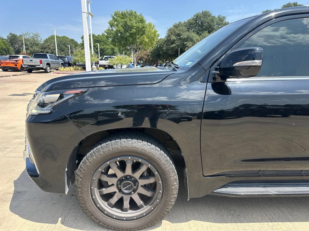 Used 2017 Lexus LX 570 4WD w/ Luxury Package image 2