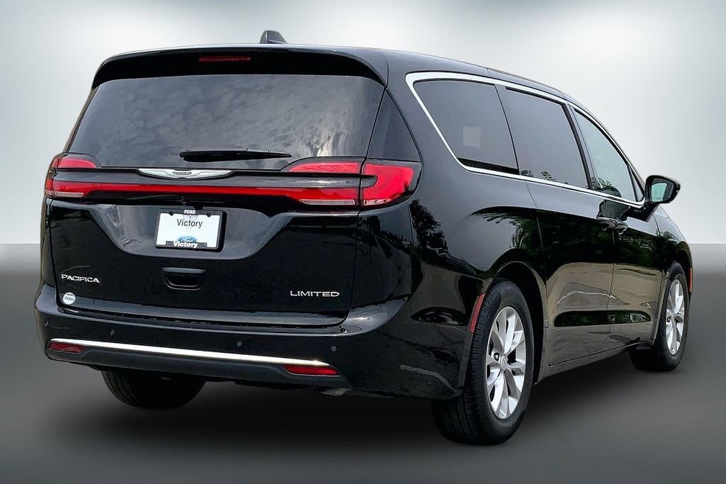 Used 2026 Chrysler Pacifica Limited FWD image 12