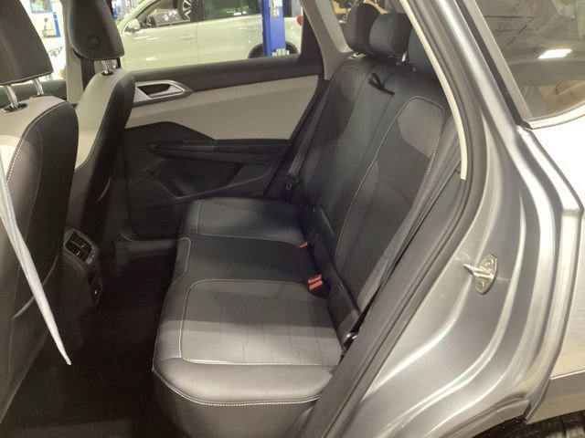 Certified 2025 Volkswagen Taos SE w/ Panoramic Sunroof Package image 17