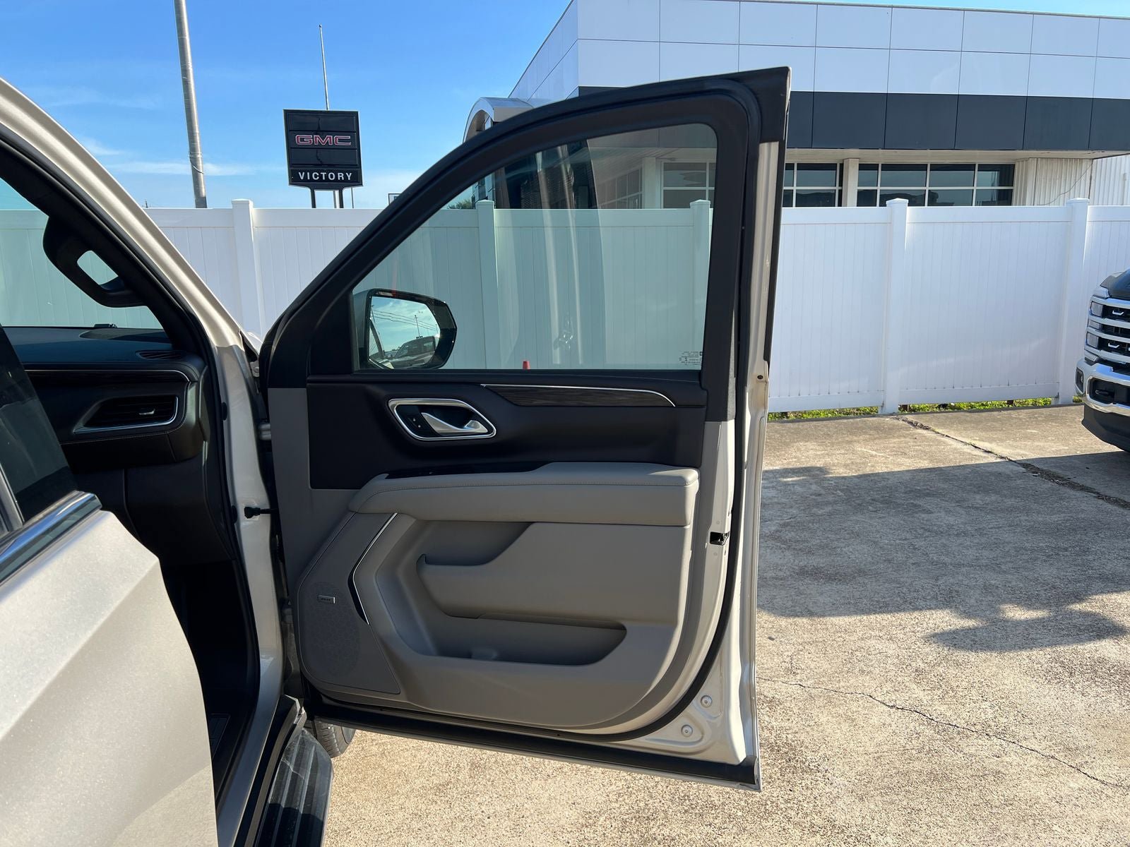 Used 2022 Chevrolet Tahoe LT w/ Luxury Package RWD image 10