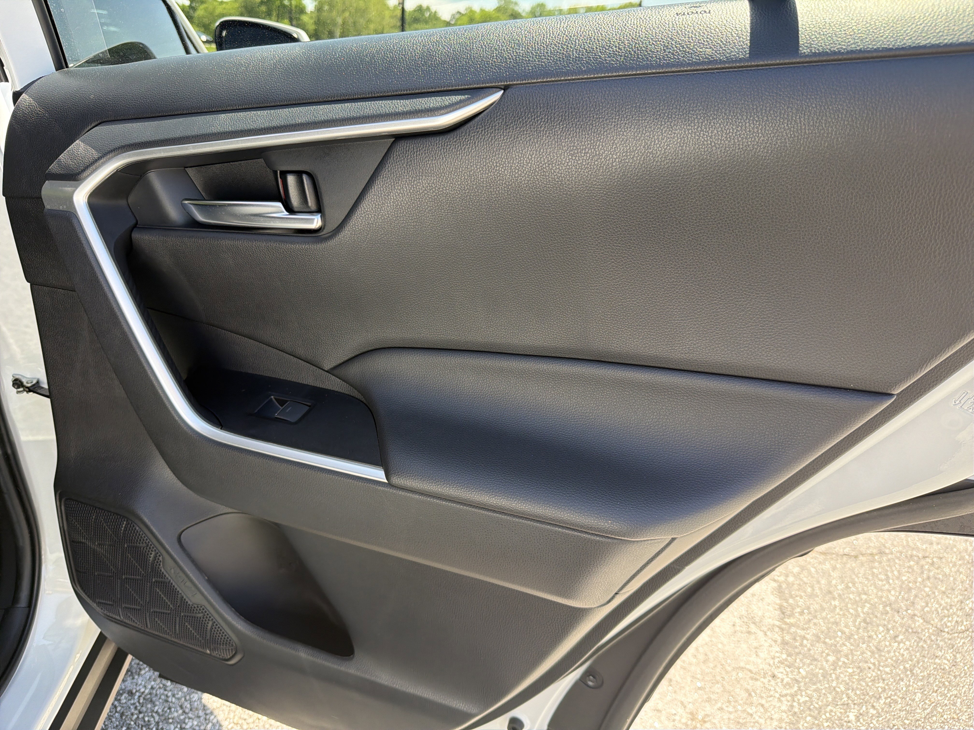 Used 2022 Toyota RAV4 XLE FWD image 18