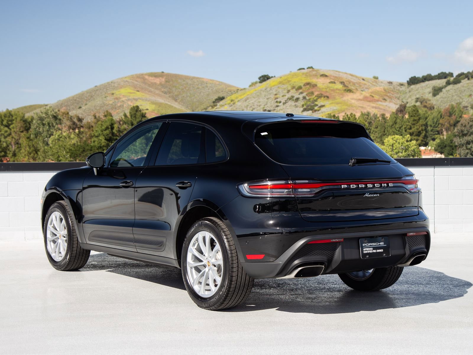 Certified 2025 Porsche Macan AWD/4WD image 3