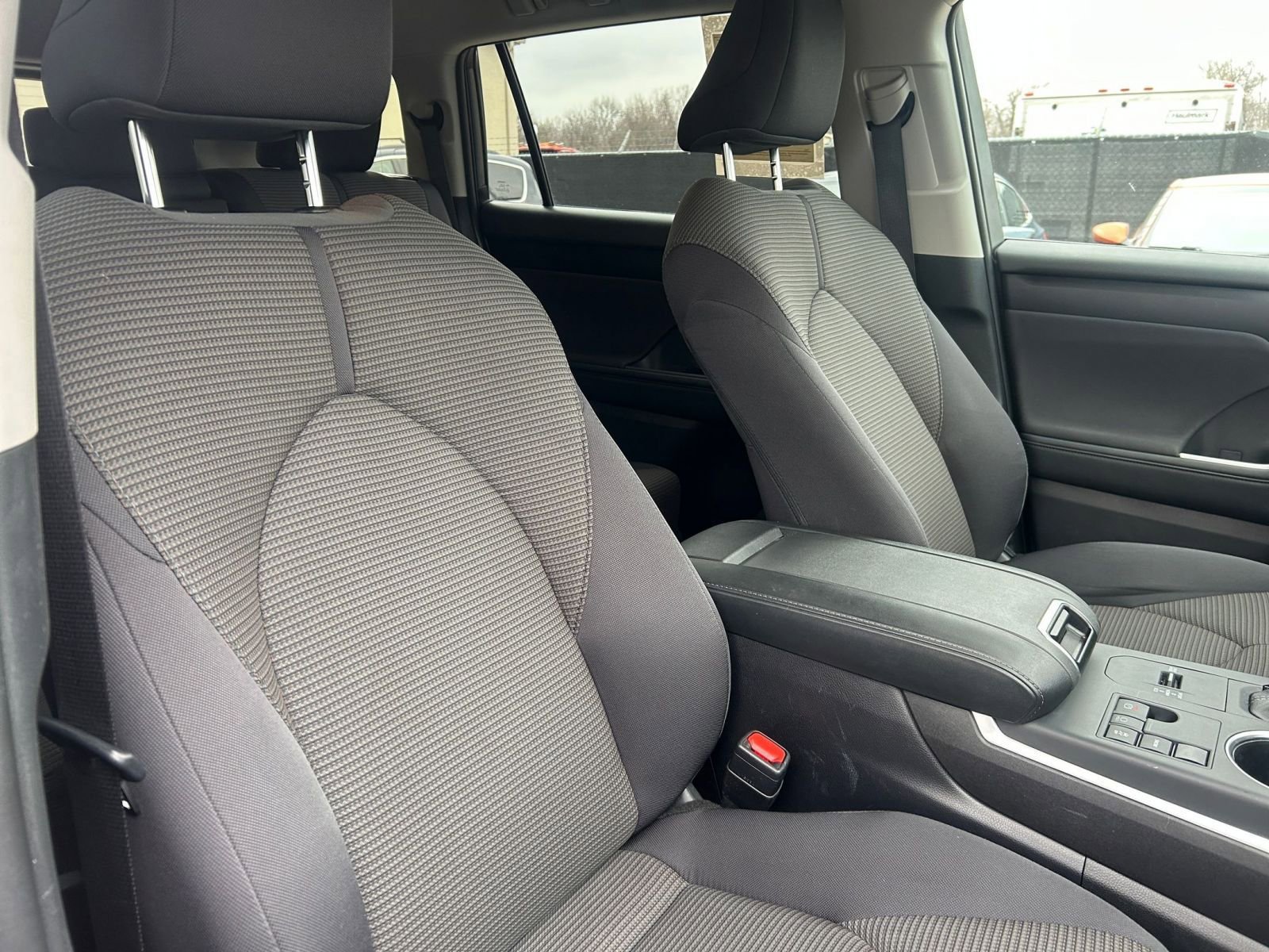 Used 2025 Toyota Highlander LE image 39