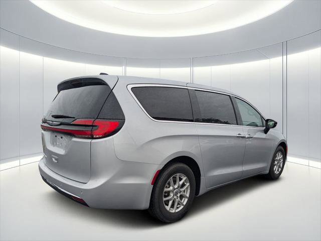 Certified 2024 Chrysler Pacifica Touring-L FWD image 4