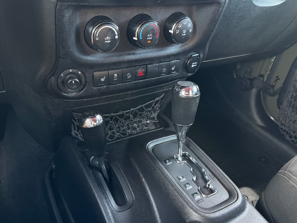 Used 2015 Jeep Wrangler Unlimited Sahara w/ Dual Top Group AWD/4WD image 27