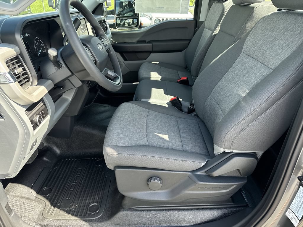 New 2025 Ford F350 XL w/ XL Chrome Package RWD image 9