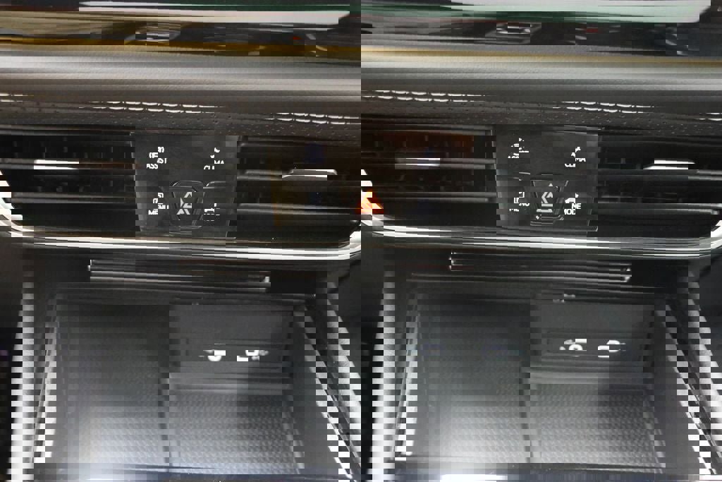 Used 2024 Volkswagen Atlas Cross Sport SEL Premium R-Line image 26