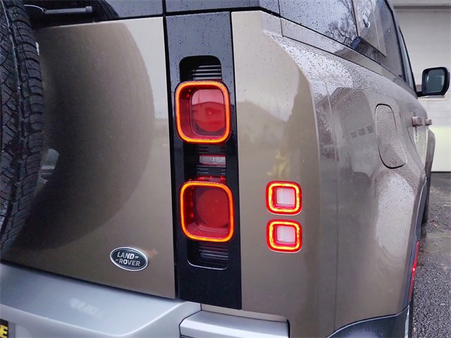 Used 2020 Land Rover Defender 110 SE image 11